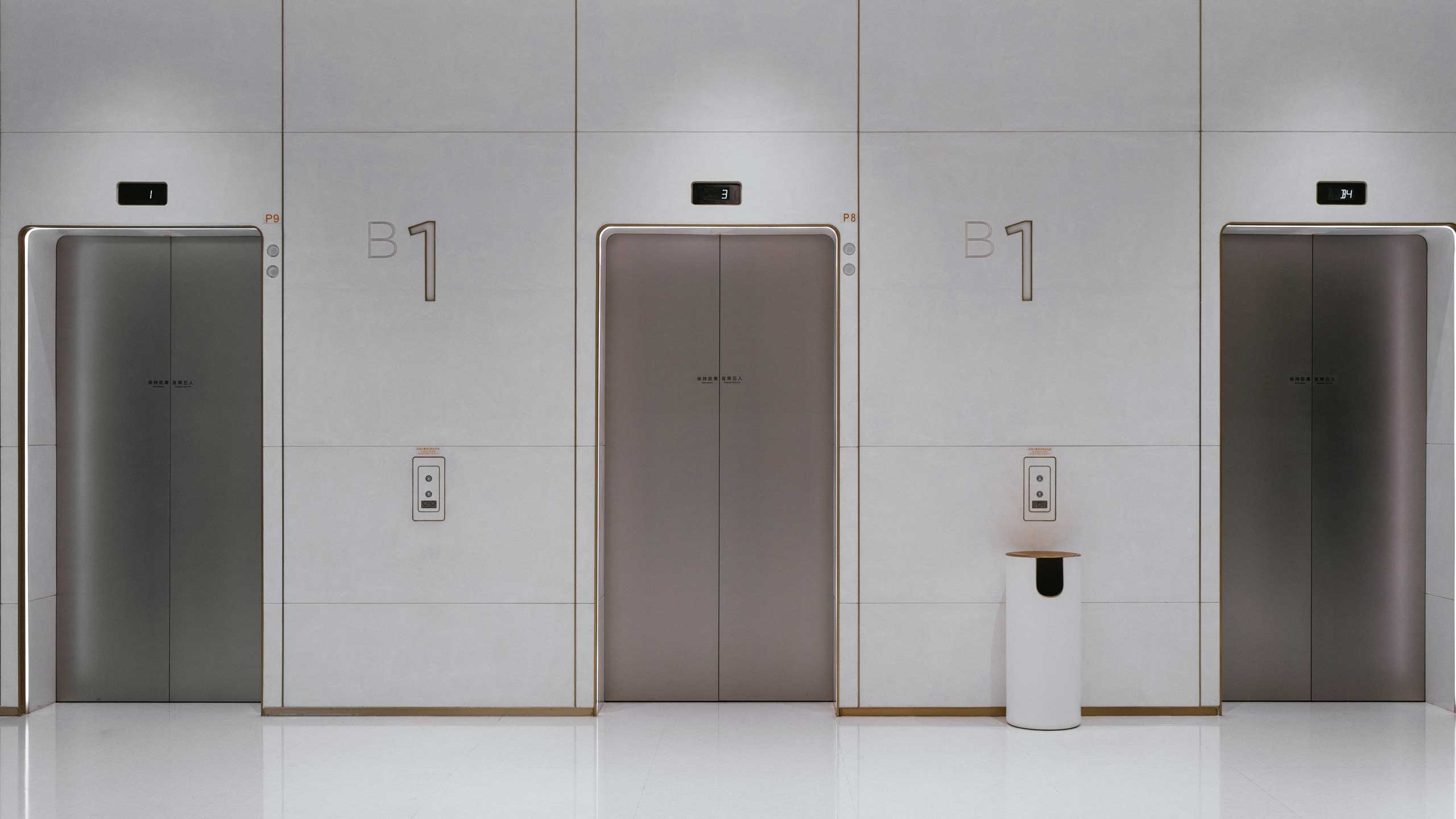 Imatge de l'interior de la cabina d'un ascensor